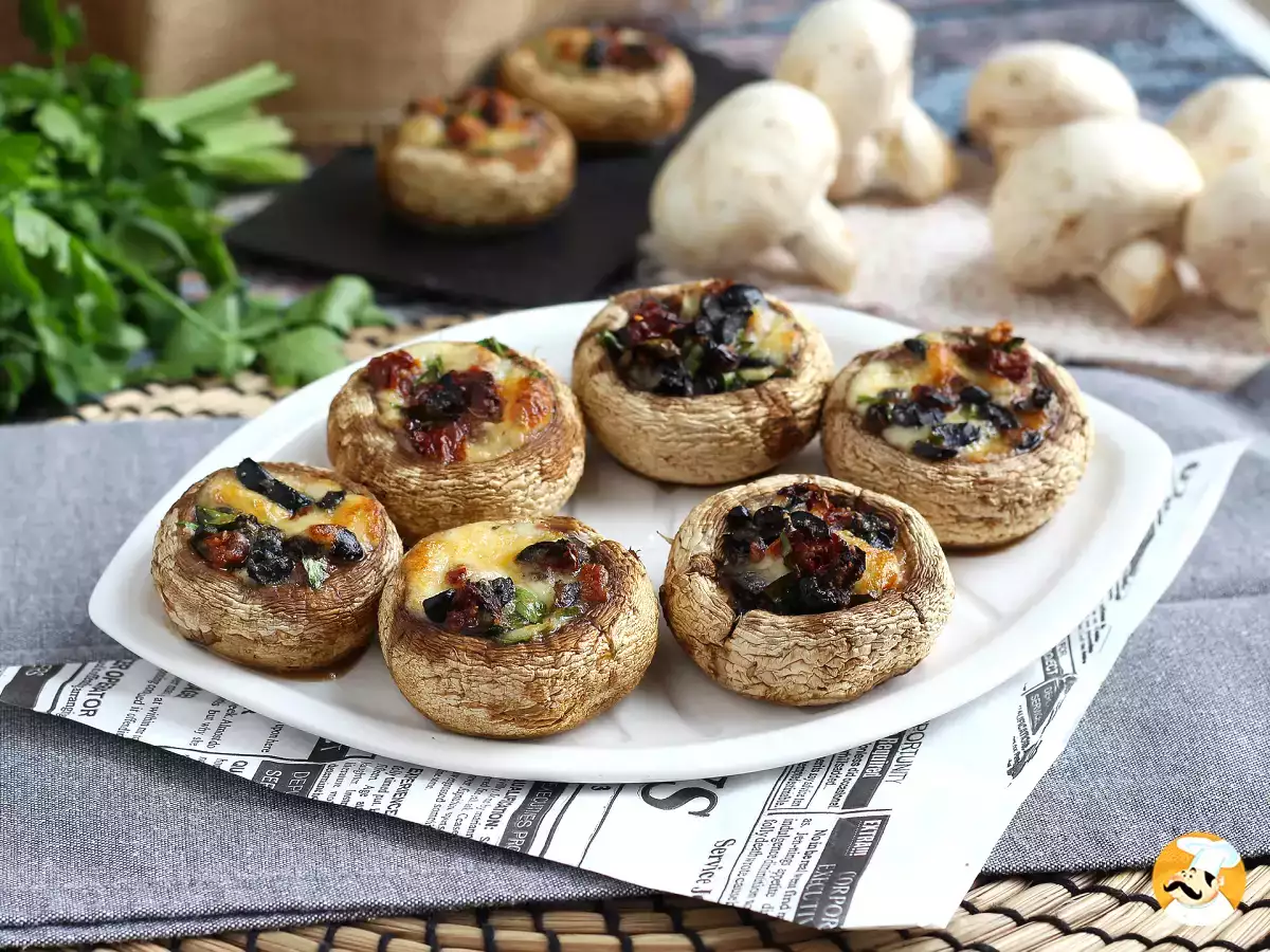 7. Μανιτάρια Champignon με μοτσαρέλα, ελιές και λιαστές ντομάτες