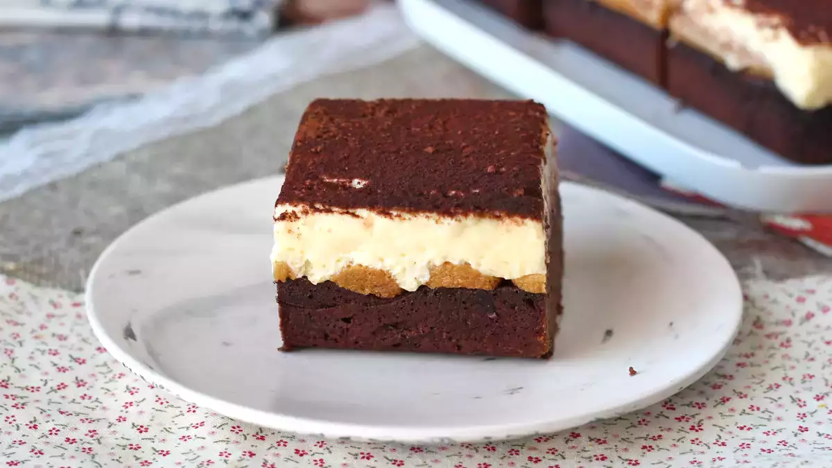 Ακόμα αποφασίζετε ανάμεσα στο brownie και το τιραμισού; Αυτό το επιδόρπιο βάζει τέλος στο δίλημμα με έναν ακαταμάχητο συνδυασμό