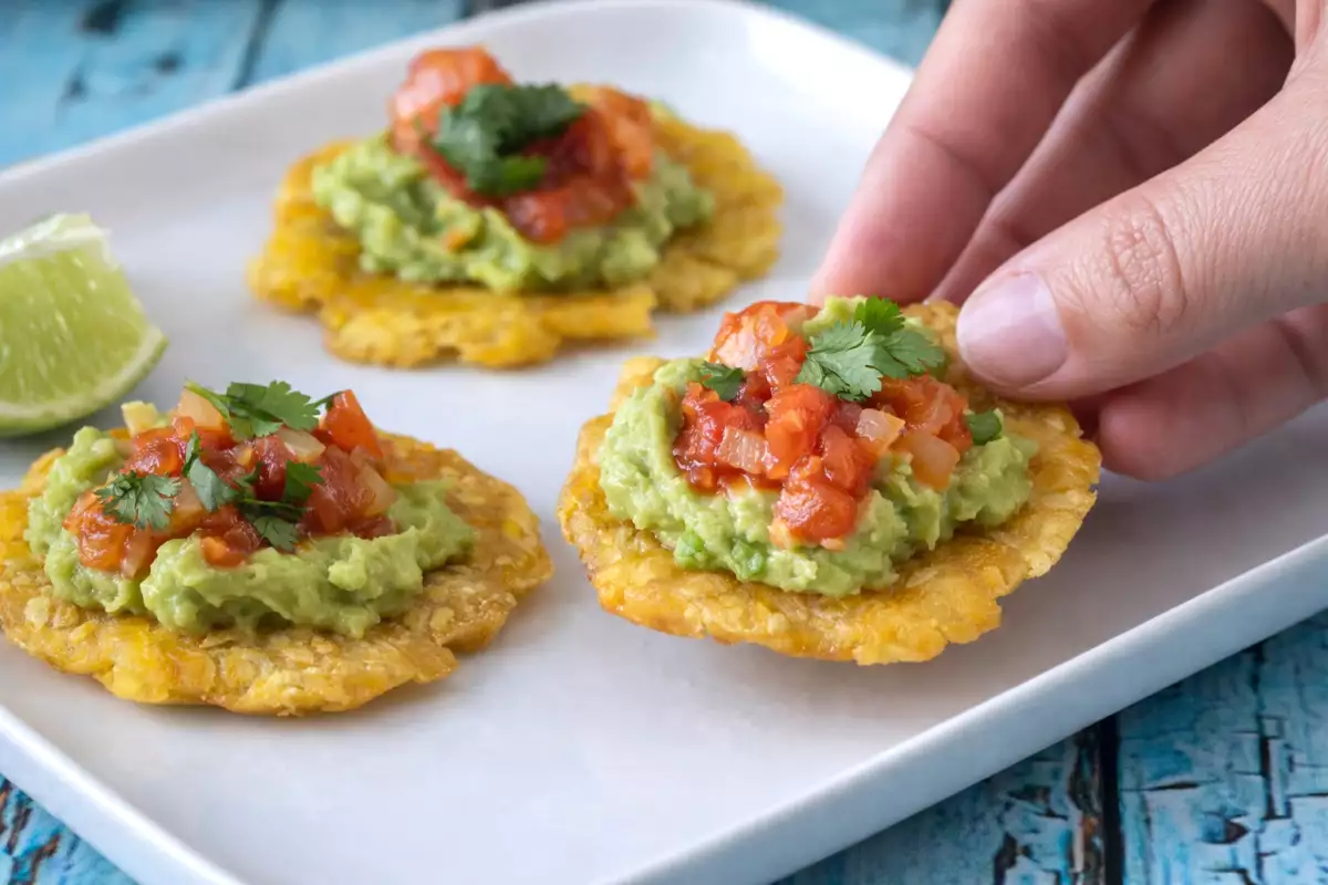 Μαγειρεύοντας με ροή: Κολομβιανά patacones με hogao και guacamole για να παρακολουθήσετε τη σειρά σε μια συνεδρίαση.