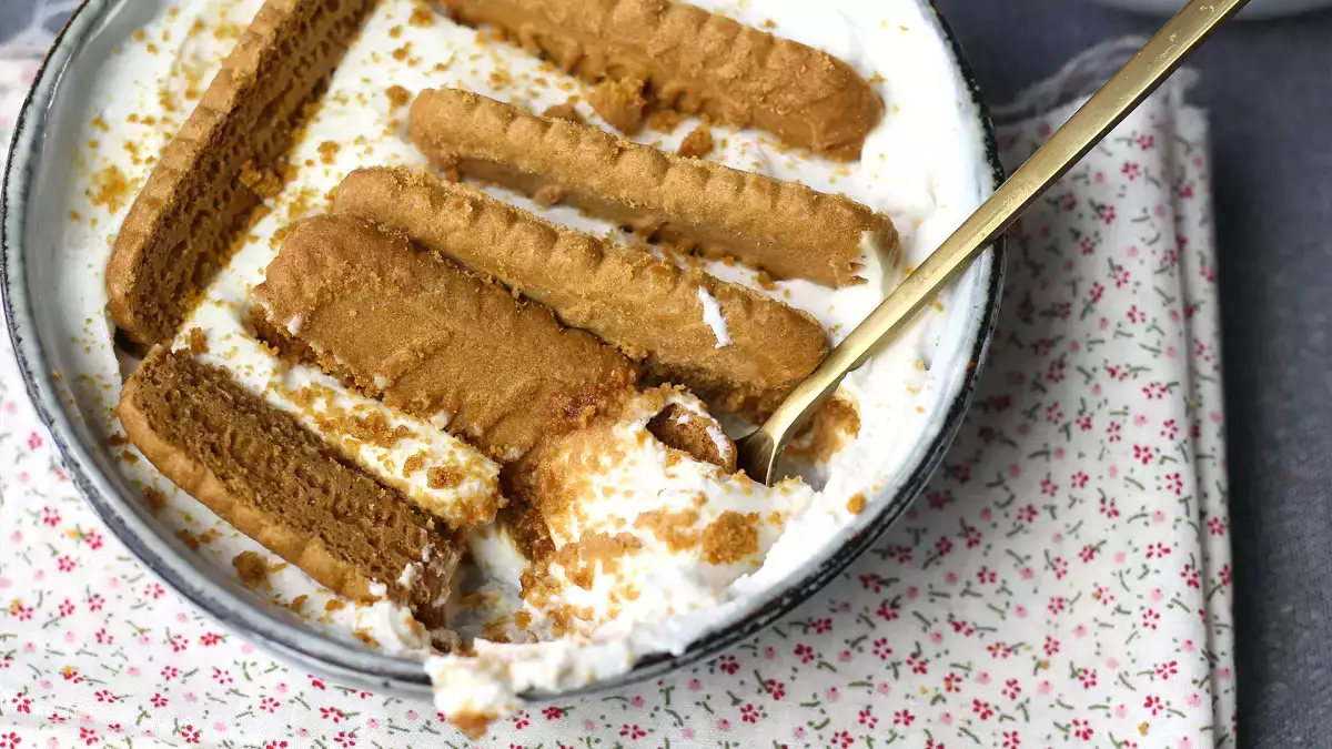 Ούτε cheesecake ούτε ιαπωνικό: Η ιογενής συνταγή με γιαούρτι και μπισκότα που αξίζει να δοκιμάσετε