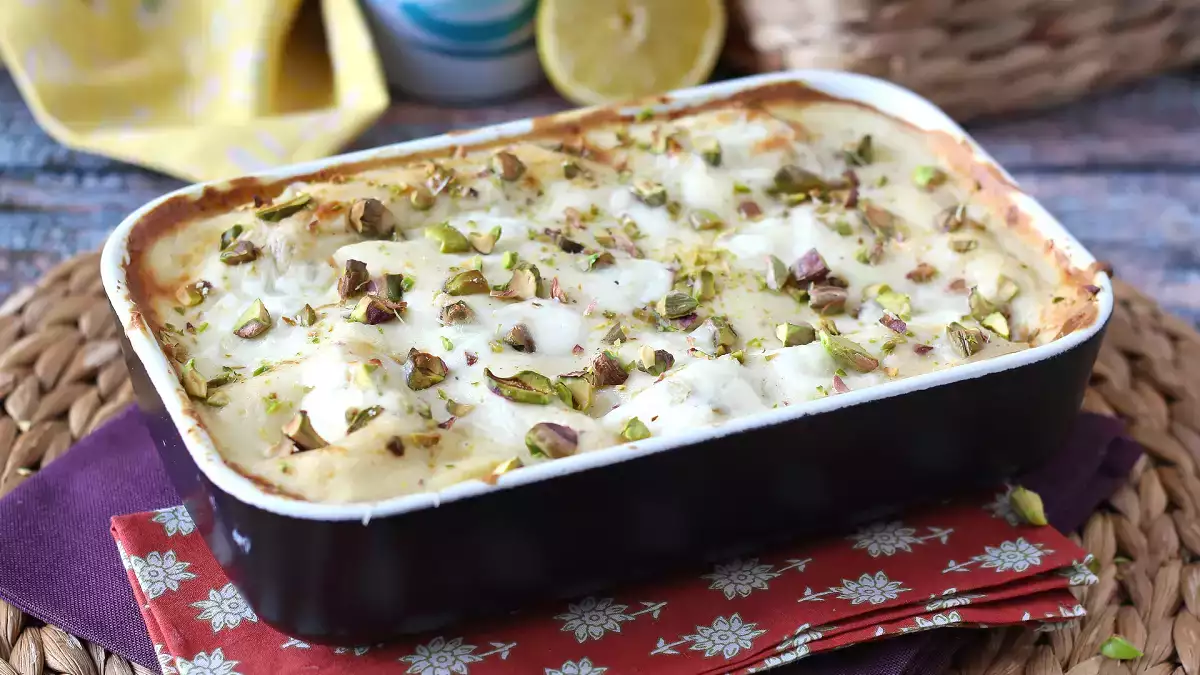 Lasagne di pesce: η κρεμώδης συνταγή με σολομό, burrata και φιστίκια που φέρνει επανάσταση στο κυριακάτικο γεύμα