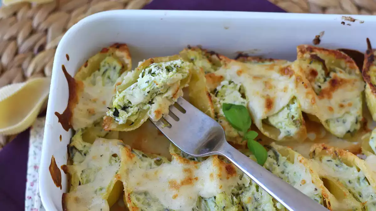 Conchiglioni γεμιστά με ρικότα, κολοκυθάκια και λεμόνι: το τέλειο κρεμώδες πρώτο πιάτο για το πασχαλινό γεύμα