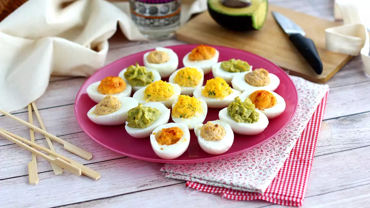 Γεμιστά αυγά, αυγά «μιμόζα» και «deviled eggs»: είναι το ίδιο πράγμα ή μήπως όλη μας τη ζωή ανακατεύουμε τις συνταγές;
