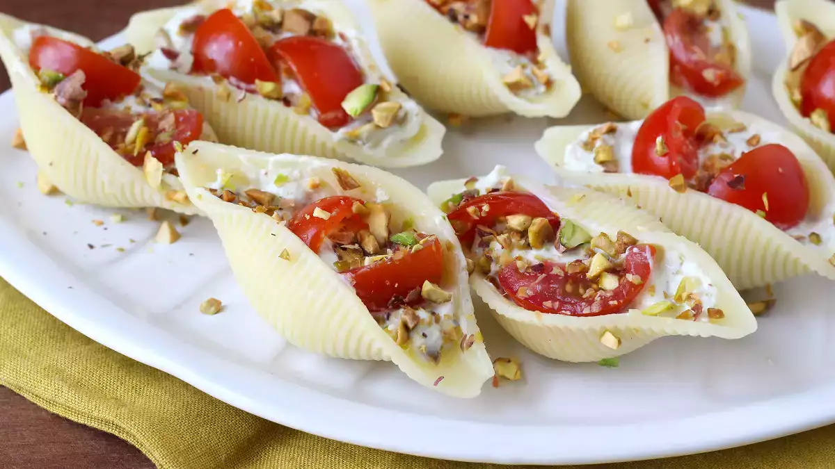 Κρύα γεμιστά conchiglioni για το καλοκαίρι: κρεμώδη, πολύχρωμα και έτοιμα να εξαφανιστούν από το πιάτο σε μια στιγμή