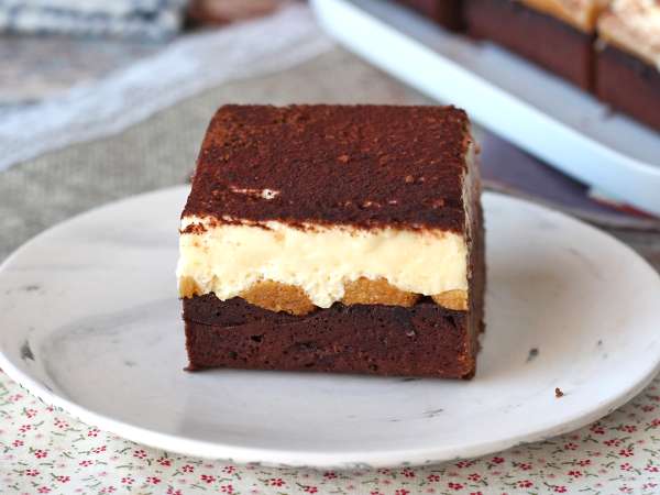 Ακόμα αποφασίζετε ανάμεσα στο brownie και το τιραμισού; Αυτό το επιδόρπιο βάζει τέλος στο δίλημμα με έναν ακαταμάχητο συνδυασμό
