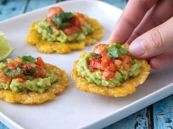 Μαγειρεύοντας με ροή: Κολομβιανά patacones με hogao και guacamole για να παρακολουθήσετε τη σειρά σε μια συνεδρίαση.
