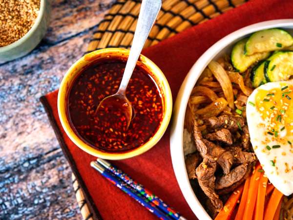 Πώς να χρησιμοποιήσετε το gochujang: η κορεατική κόκκινη ζύμη και 7 συνταγές για να τη χρησιμοποιήσετε για πρώτη φορά