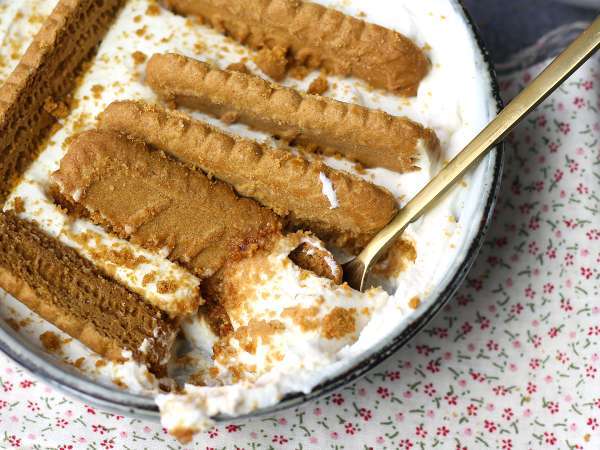 Ούτε cheesecake ούτε ιαπωνικό: Η ιογενής συνταγή με γιαούρτι και μπισκότα που αξίζει να δοκιμάσετε