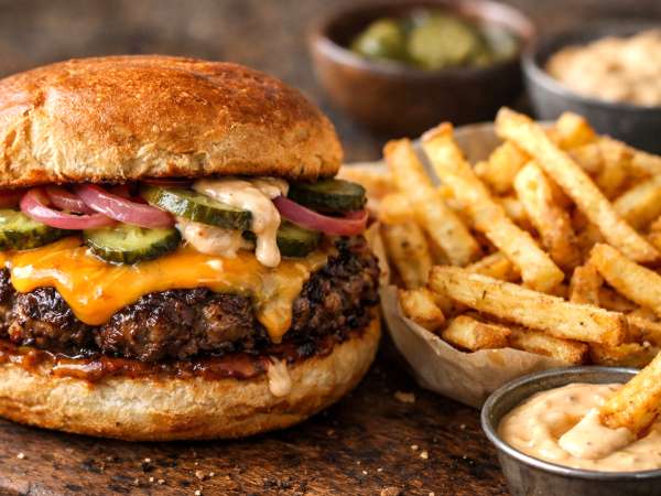 Βραδιά μπέργκερ, σπιτικά και βελτιωμένα: ιδέες για κρέας, ψωμάκια, σάλτσες και συνοδευτικά