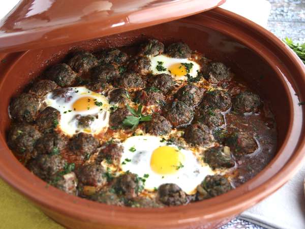 Tajine, tagine, tajine: 5 συνταγές για να ερωτευτείτε το πιο αρωματικό στιφάδο του Μαρόκου