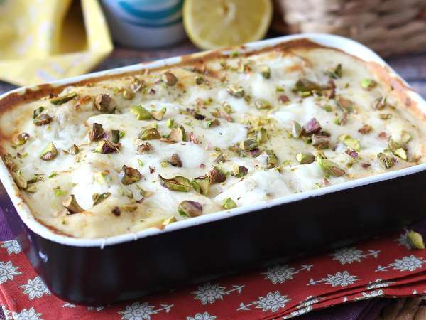 Lasagne di pesce: η κρεμώδης συνταγή με σολομό, burrata και φιστίκια που φέρνει επανάσταση στο κυριακάτικο γεύμα