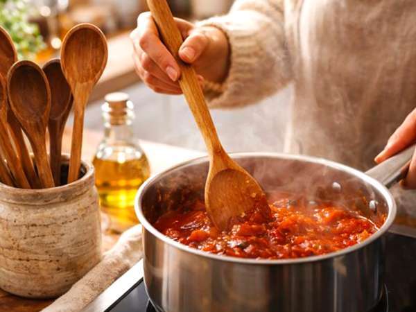 Το μυστικό της γιαγιάς για να διατηρήσετε τα ξύλινα κουτάλια και να απαλλάξετε την κουζίνα σας από τις οσμές, τις ρωγμές και την κρυμμένη βρωμιά