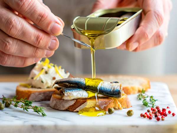 Σχεδόν όλοι πετούν το λάδι από μια κονσέρβα σαρδέλας χωρίς να συνειδητοποιούν τι χάνουν