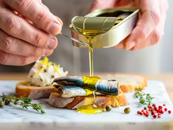 Σχεδόν όλοι πετούν το λάδι από μια κονσέρβα σαρδέλας χωρίς να συνειδητοποιούν τι χάνουν