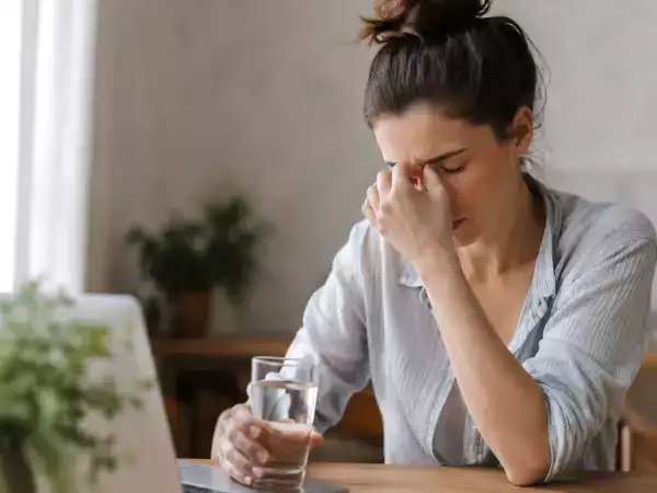 Αυτά τα σημάδια δείχνουν ότι έχετε έλλειψη υγρών… ακόμα κι αν δεν διψάτε