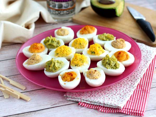Γεμιστά αυγά, αυγά «μιμόζα» και «deviled eggs»: είναι το ίδιο πράγμα ή μήπως όλη μας τη ζωή ανακατεύουμε τις συνταγές;