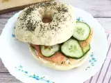 Συνταγή Bagel με σολομό, αγγούρι και fromage frais
