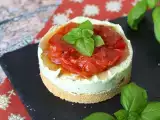 Συνταγή Αλμυρό cheesecake μιας μερίδας με βασιλικό και ντοματίνια: νόστιμη ιδέα για μπουφέ και απεριτίφ