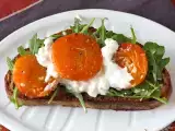 Συνταγή Ψητά βερίκοκα, ρόκα και burrata σε τοστ