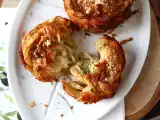 Συνταγή Cruffins, ο συνδυασμός κρουασάν και μάφιν, στην προκειμένη περίπτωση αλατισμένα με παρμεζάνα και μοτσαρέλα.
