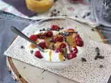 Συνταγή Μπολ skyr με κόκκινα φρούτα, φυστικοβούτυρο και σοκολάτα