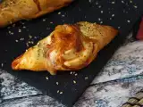 Συνταγή Ρολάκια τύπου πίτσα γεμισμένα με σάλτσα ντομάτας, ζαμπόν και μοτσαρέλα