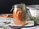 Συνταγή Νερό με γεύση γκρέιπφρουτ και δεντρολίβανο: το ποτό αποτοξίνωσης χωρίς πρόσθετη ζάχαρη