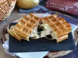 Συνταγή Σάντουιτς με βάφλα πατάτας και raclette, το απόλυτο comfort food