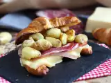 Συνταγή Σάντουιτς με κρουασάν raclette για ένα νόστιμο brunch!