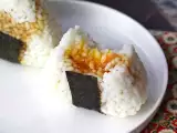 Συνταγή Onigiri με κρόκους αυγών διατηρημένους σε σάλτσα σόγιας