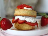 Συνταγή Strawberry shortcake, το αμερικανικό κέικ με κρέμα φράουλας που δεν αποτυγχάνει ποτέ