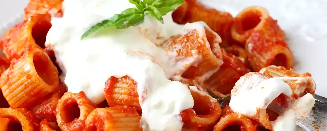 Ζυμαρικά με stracciatella και κρεμώδη ντομάτα: το πρώτο πιάτο έτοιμο σε 10 λεπτά