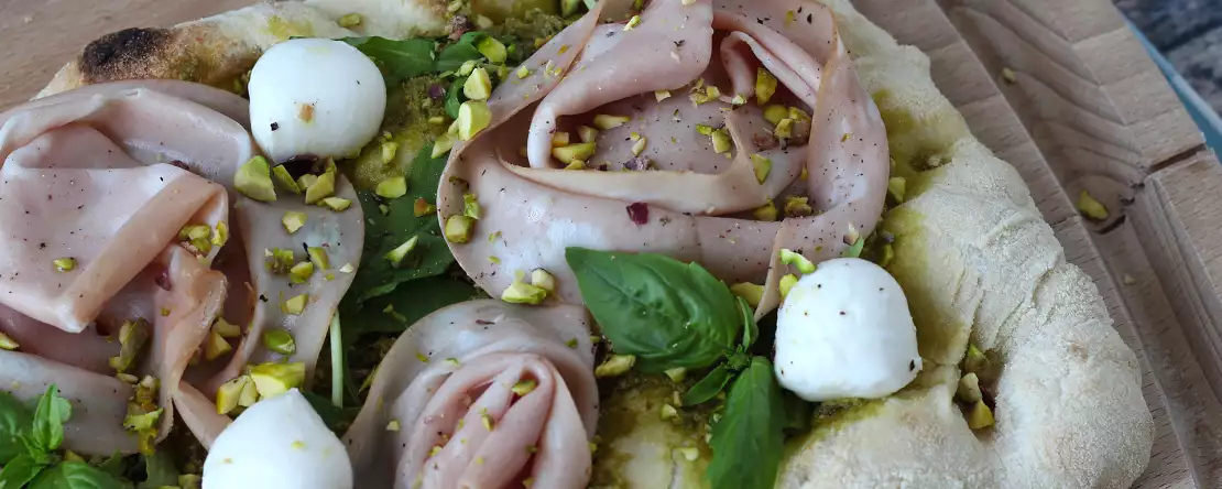Pinsa με πέστο και mortadella, έτοιμη σε 10 λεπτά!