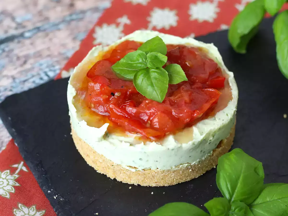 Συνταγή Αλμυρό cheesecake μιας μερίδας με βασιλικό και ντοματίνια: νόστιμη ιδέα για μπουφέ και απεριτίφ