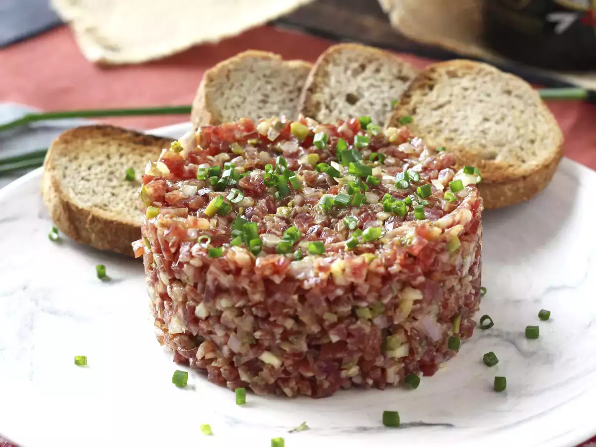 Συνταγή Tartar de fuet: μια εκδοχή εξπρές του κλασικού ταρτάρ μπριζόλας
