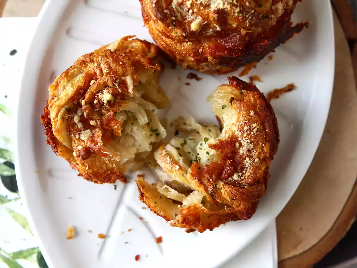 Συνταγή Cruffins, ο συνδυασμός κρουασάν και μάφιν, στην προκειμένη περίπτωση αλατισμένα με παρμεζάνα και μοτσαρέλα.