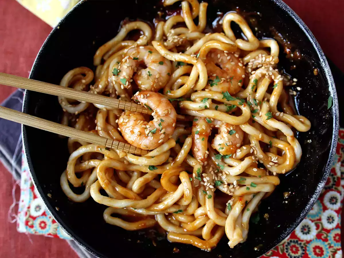 Συνταγή Νουντλς udon με γαρίδες και πικάντικη σάλτσα φιστικιών