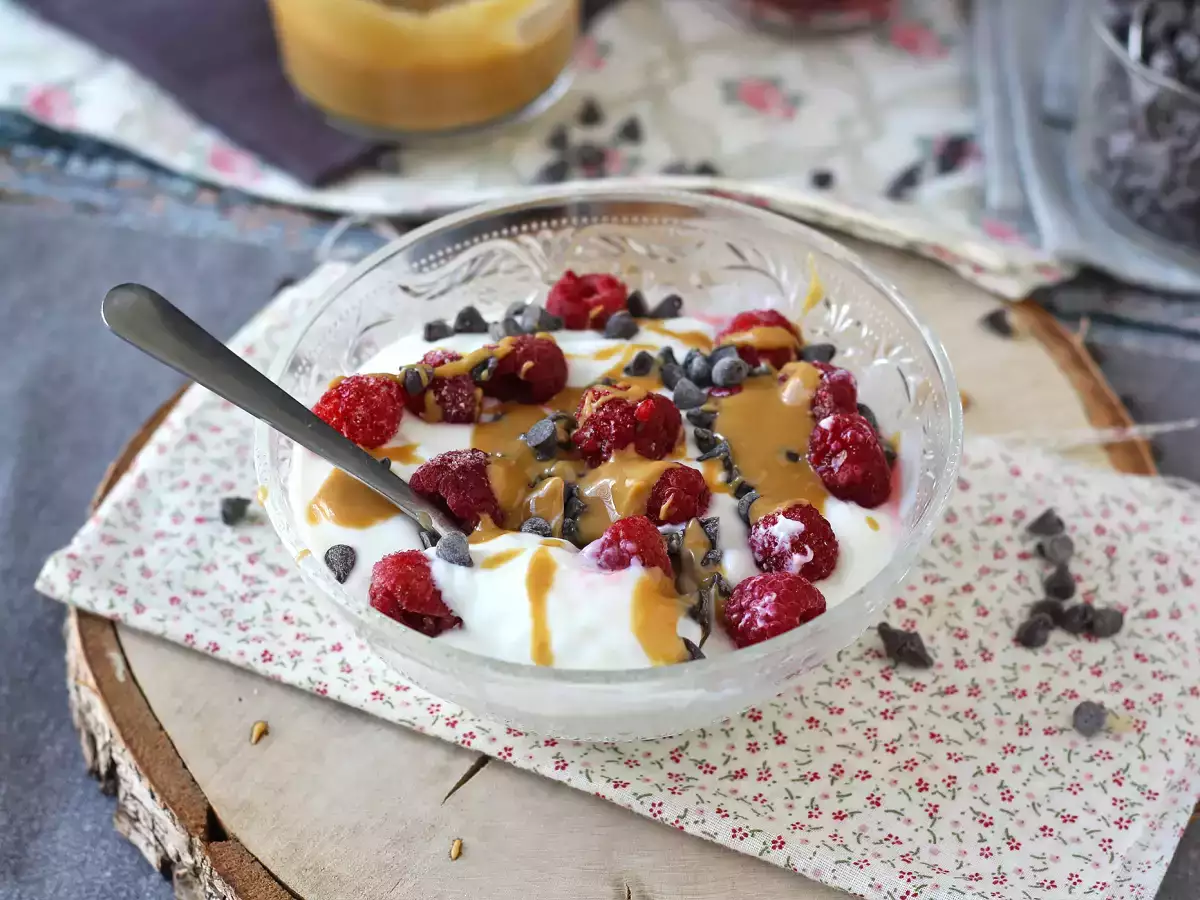 Συνταγή Μπολ skyr με κόκκινα φρούτα, φυστικοβούτυρο και σοκολάτα
