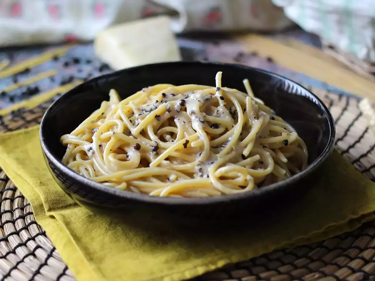 Συνταγή Σπαγγέτι cacio e pepe: 3 υλικά, μια έκρηξη γεύσης!