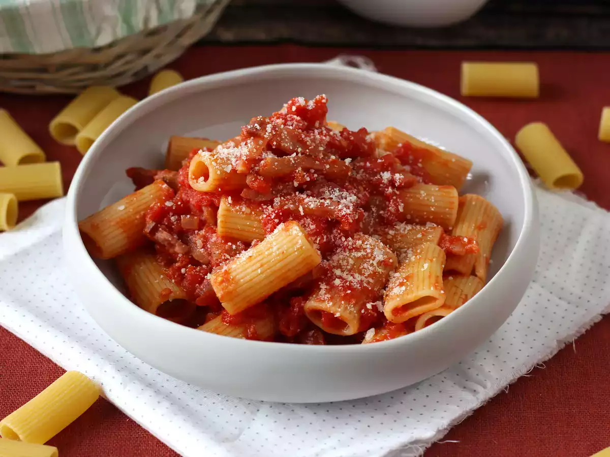 Συνταγή Pasta all'amatriciana, η παραδοσιακή συνταγή εξηγείται βήμα προς βήμα