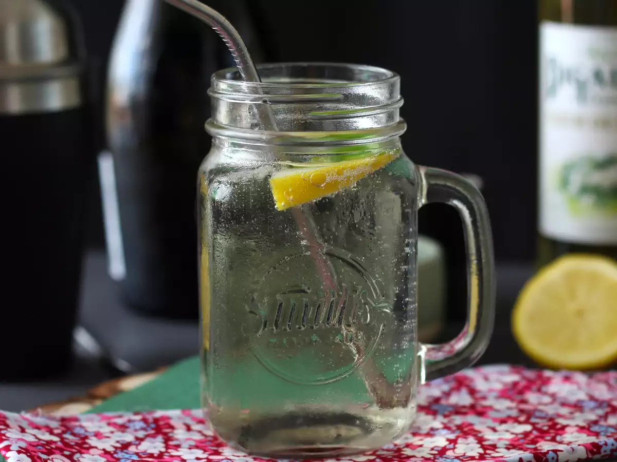 Συνταγή Hugo spritz με σιρόπι από elderflower, ένα φρέσκο και γλυκό κοκτέιλ