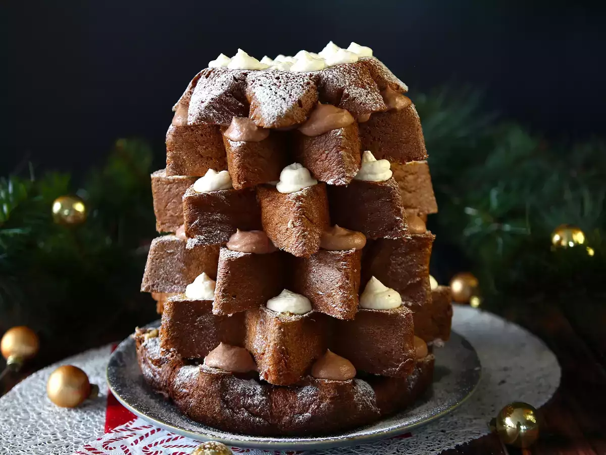 Συνταγή Μπριός pandoro γεμισμένος με κρέμα nutella και κρέμα βανίλιας σε σχήμα χριστουγεννιάτικου δέντρου