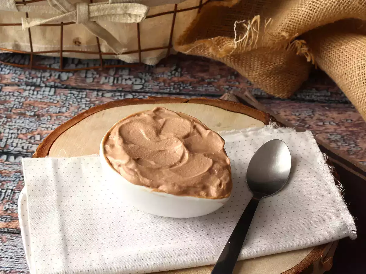 Συνταγή Κρέμα nutella, ιδανική για την επικάλυψη των κέικ και των κέικ στρώσεων.