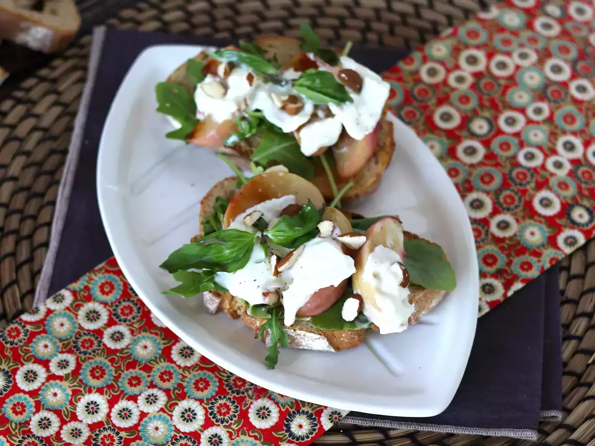 Συνταγή Ρόκα, ψητά ροδάκινα και burrata σε τοστ: ο τέλειος γλυκός και αλμυρός συνδυασμός!