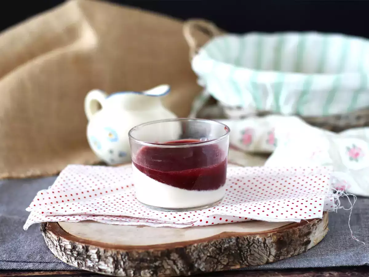 Συνταγή Panna cotta με coulis μούρων