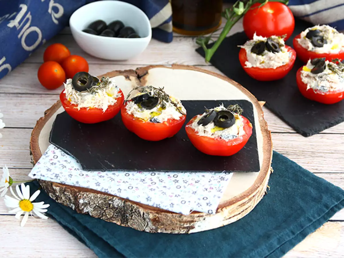 Συνταγή Ντομάτες γεμιστές με τόνο, fromage frais και ελιές