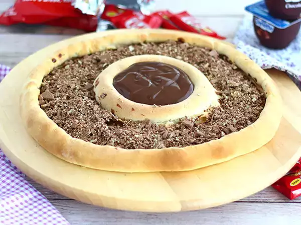 Συνταγή Πίτσα με kit kat και γιαούρτι σοκολάτα danette
