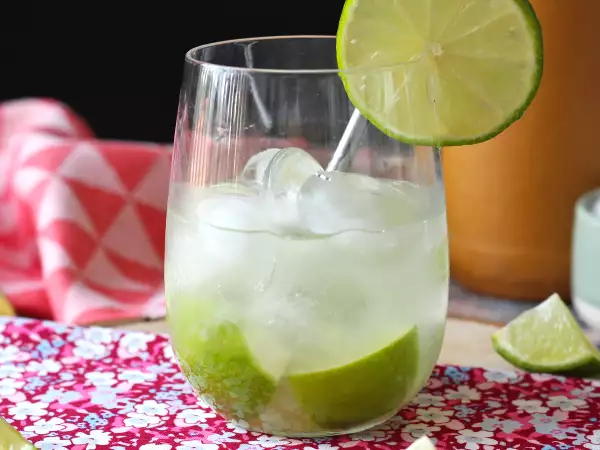 Συνταγή Λεμόνι caipirinha: το εύκολο στη παρασκευή βραζιλιάνικο ποτό χωρίς σέικερ κοκτέιλ
