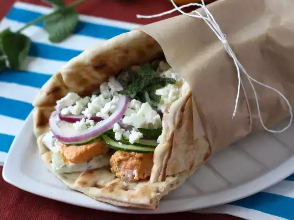Συνταγή Γύρος με σολομό, το τέλειο ελληνικό σάντουιτς με ψάρι για το καλοκαίρι!