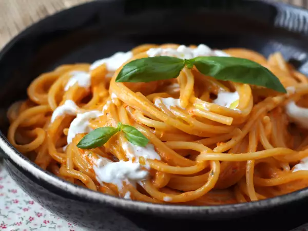 Συνταγή Κρεμώδη ζυμαρικά με burrata και ντοματίνια